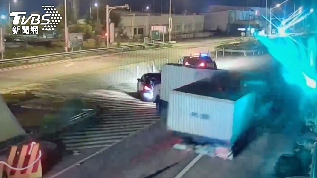 小客車後方第2台貨車煞車不及失控撞上前方車輛。(圖/TVBS)