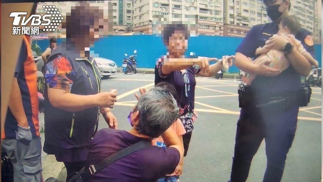 員警詢問附近民眾得知女童就住在附近。(圖/TVBS)