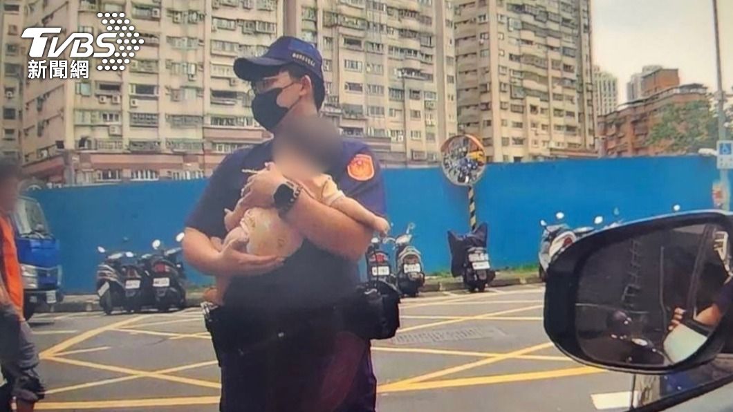 5歲小姊姊抱1歲妹妹出門找媽媽 迷路靠警當奶爸助返家