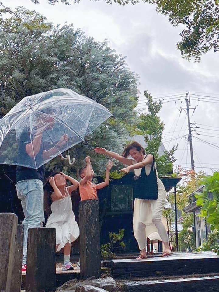 鍾欣怡一家四口在風雨中撐著傘。(圖/翻攝自鍾欣怡臉書)