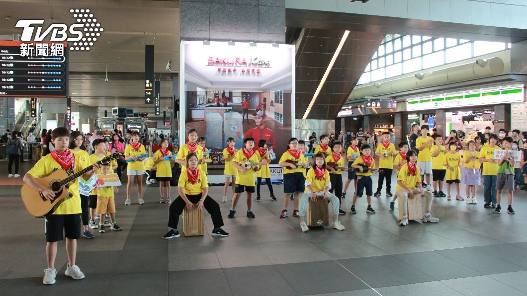 弱勢青年樂團高鐵台中站快閃演出 增添熱情氣氛