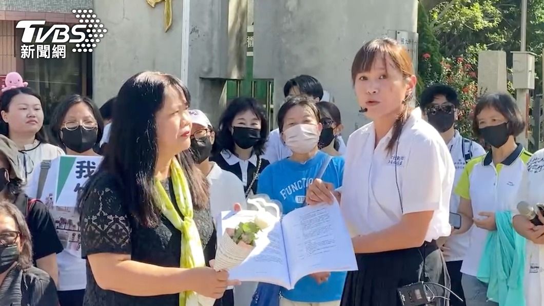 竹女校長(左前)收下連署書。(圖/中央社)