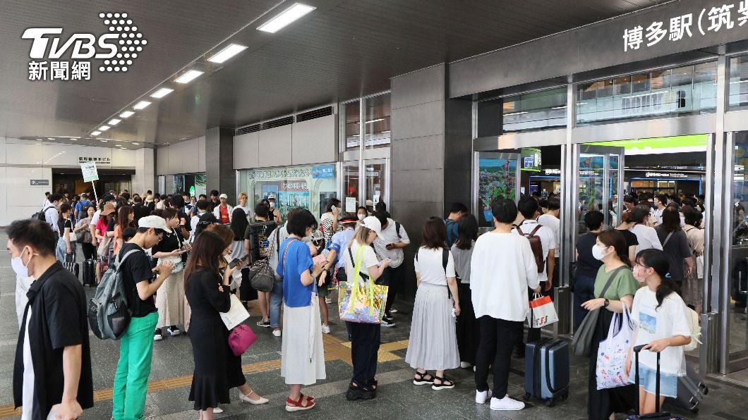 九州福岡博多車站前湧現返鄉潮。（圖／達志影像美聯社）