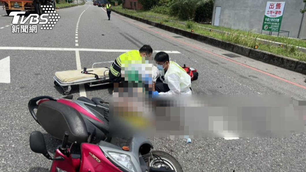 快訊/新北貢寮機車騎士死亡車禍 現場鮮血滿地