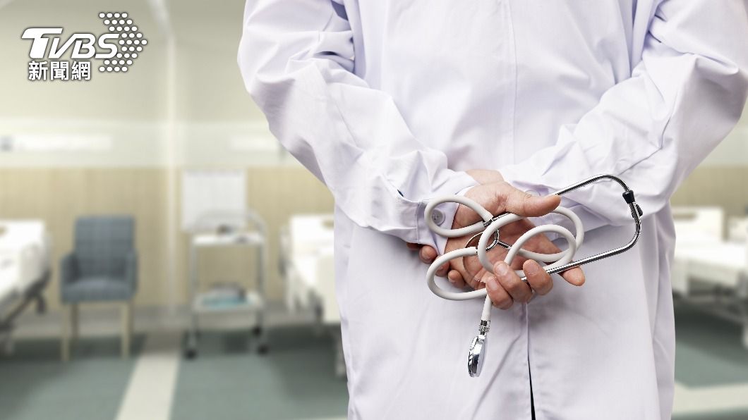 醫師為該名長輩灌腸,最後卻心臟病發身亡。(示意圖,非當事人/shutterstock達志影像)