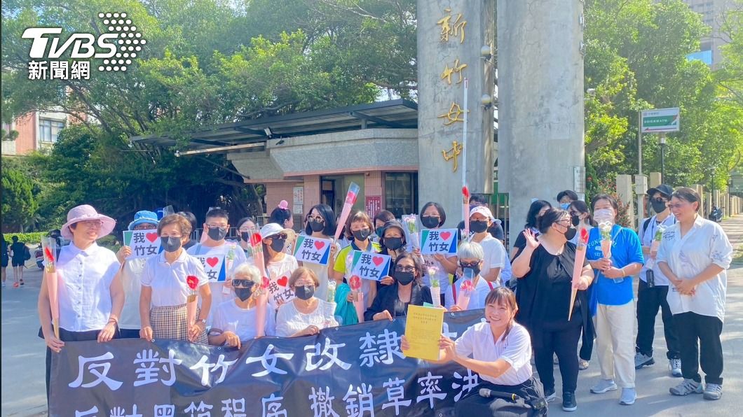 校友齊聚校門反對新竹女中改隸 校長收下連署書