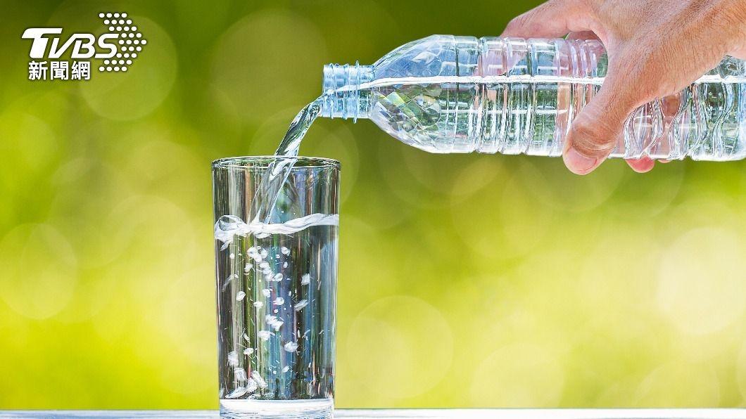 足量的水分也能促進腸胃蠕動。(示意圖/shutterstock達志影像)