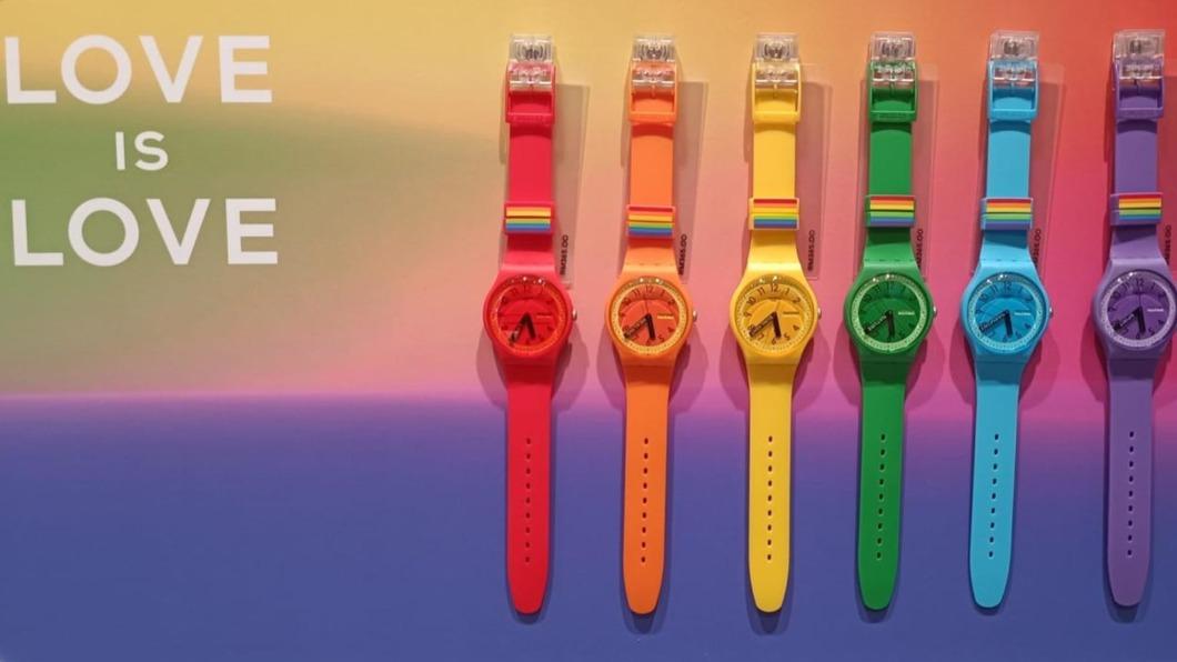 瑞士知名鐘錶品牌「Swatch」推出的彩虹手錶。(圖/翻攝自Twitter@ChannelNewsAsia)