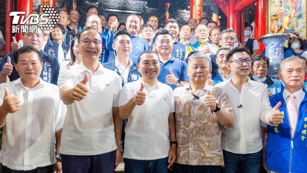 先前郭台銘前往拜訪顏清標,兩人緊緊牽手,但這次侯友宜也到鎮瀾宮參拜,侯、顏兩人互動則不多。(圖/侯辦提供)