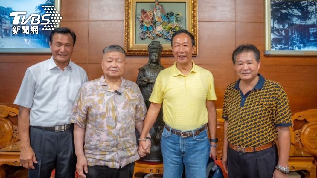 先前郭台銘前往拜訪顏清標,兩人緊緊牽手,但這次侯友宜也到鎮瀾宮參拜,侯、顏兩人互動則不多。(圖/郭辦提供)