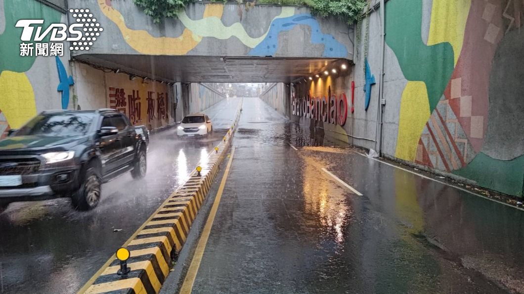 快訊/大雨狂炸!板橋大觀地下道淹水封閉中