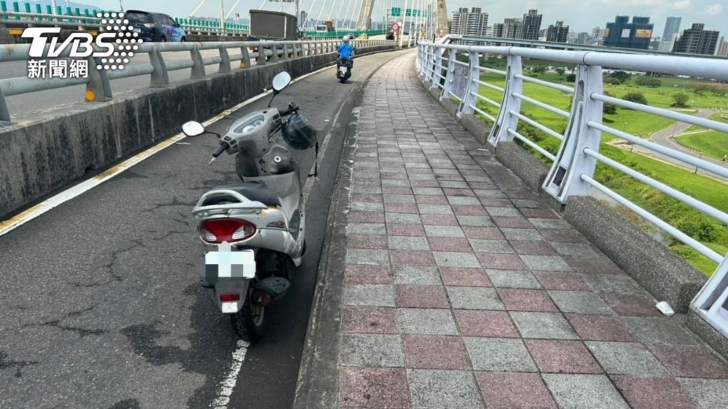 警方在橋上找到死者機車。(圖/TVBS)