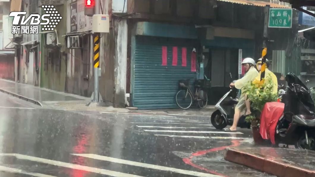 強降雨狂炸台北萬華與新北板橋。（圖／TVBS）