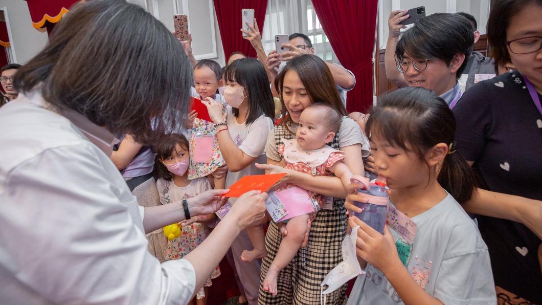 今天(11日)是總統府家庭日,總統府及國安會員工都帶著家人參加。(圖/總統府提供)