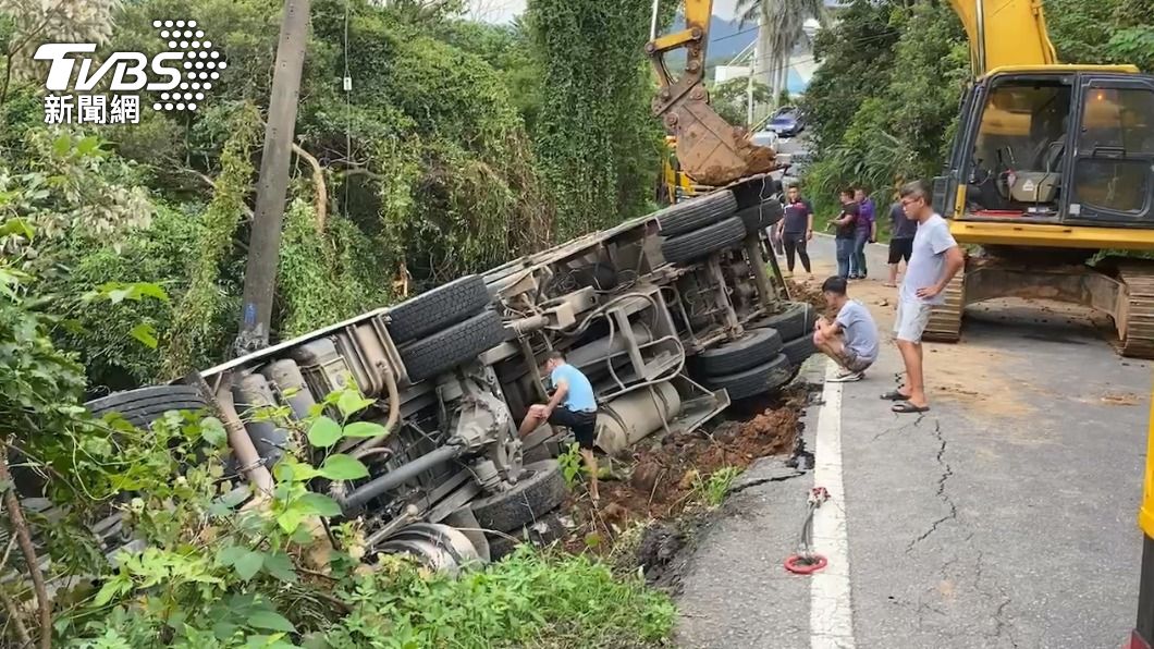 砂石車貪快違規抄捷徑 摔落邊坡躺路邊