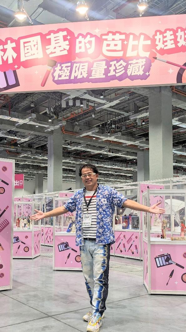 林國基在南港展覽館展出300組珍藏的芭比娃娃。（圖／艾迪昇傳播提供）