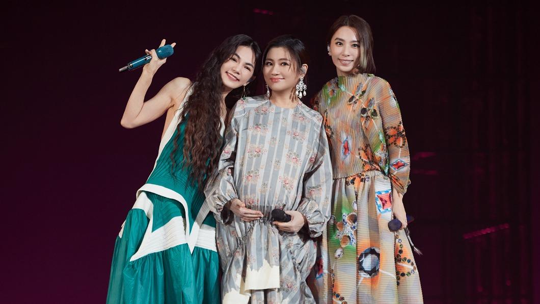 Ella（左起）、Selina及Hebe全場未說自己是「S.H.E」。（圖／何樂音樂提供）