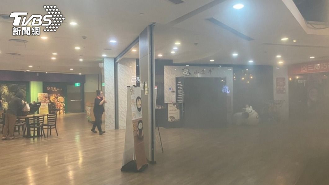 濃煙密佈!嘉義家樂福美食街火警 緊急疏散民衆
