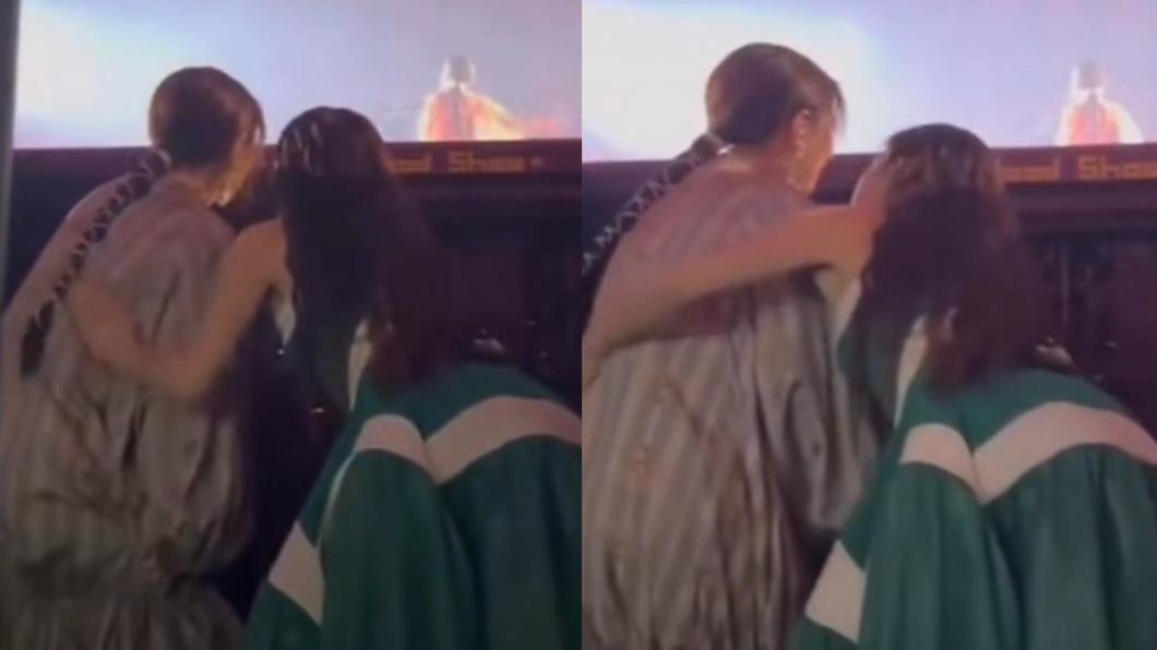 Selina（左）登台前相當緊張，Ella不斷摟著她、輕拍她的背安撫她。（圖／翻攝自康熙萬事屋微博）