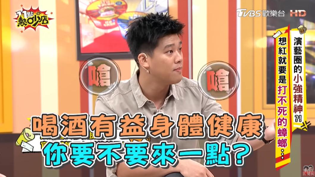 葛斯齊直覺陶喆拿酒,對方開玩笑回應。(圖/翻攝自11點熱吵店YouTube)