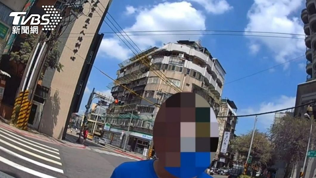 警員開單的過程中陳男言詞閃爍。(圖/TVBS)