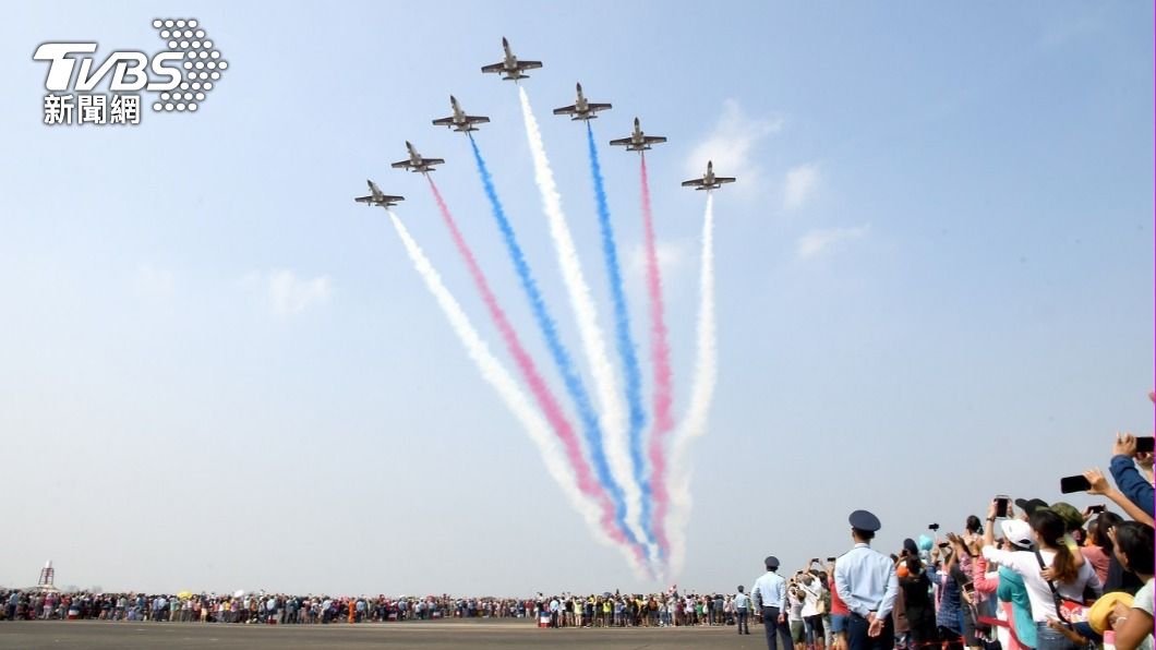 睽違7年!近距離看陸海空軍機 航空嘉年華透早人潮大爆炸