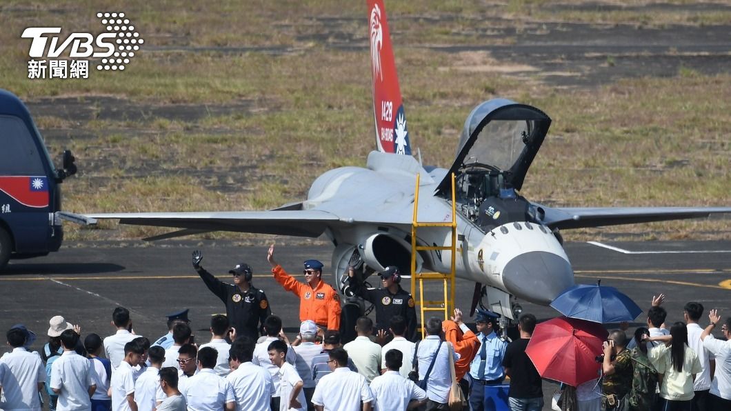 民眾可以近距離觀賞軍機。(圖/TVBS)