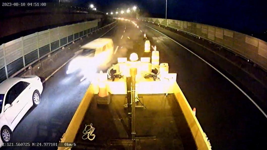 行車紀錄器拍下小轎車誤闖施工車道的追撞瞬間。(圖/TVBS)
