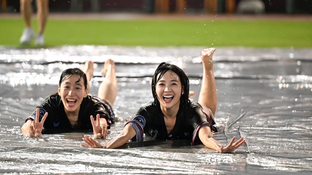 樂天女孩雨中作樂溼身秀!籃籃「邪惡視角」曝光