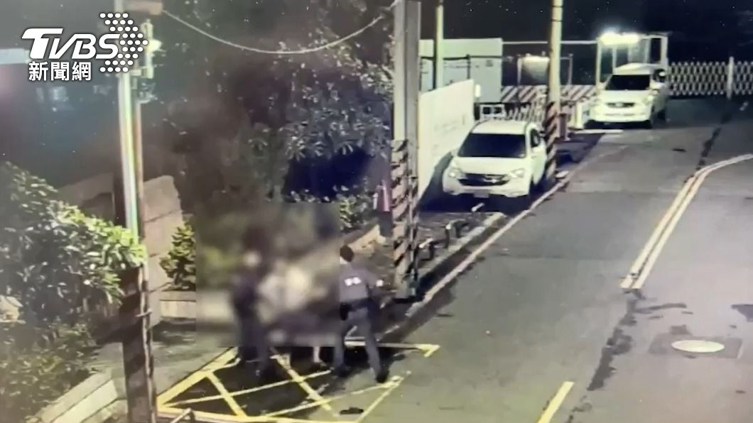 警方獲報到場逮捕隨機攻擊路人的泰籍移工。(圖/TVBS)