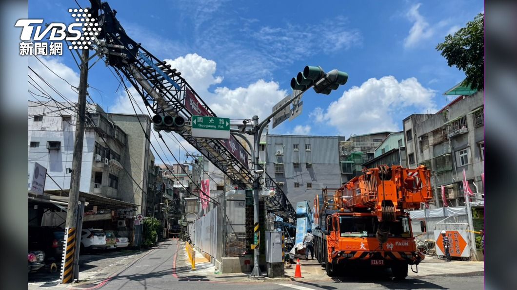 工地吊車翻覆勾斷高壓電線 永和1024戶停電搶修中