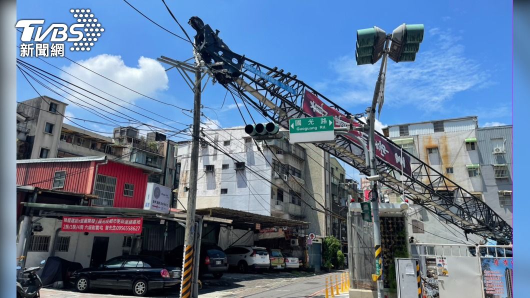 吊臂砸中電線桿,警方緊急封鎖路口。(圖/TVBS)