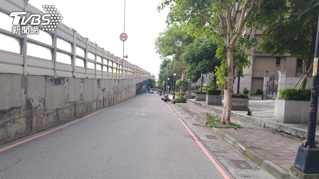 騎士自撞路樹身亡,圖為現場空景。(圖/TVBS)