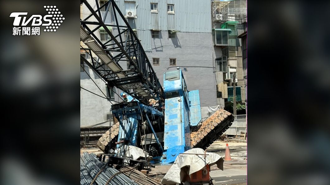 吊車翻覆後吊臂不慎勾斷高壓電線,造成永和部分地區停電。(圖/台電提供)