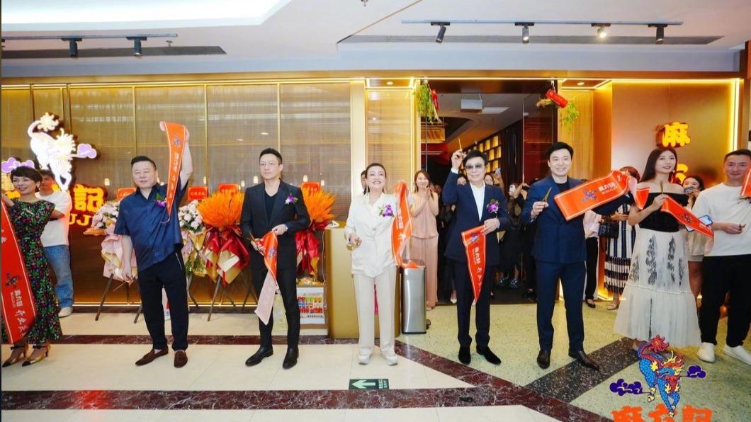 汪小菲母子經營的「麻六記」餐廳,昨天正式拓店在廣州正佳廣場。(圖/翻攝自汪小菲微博)