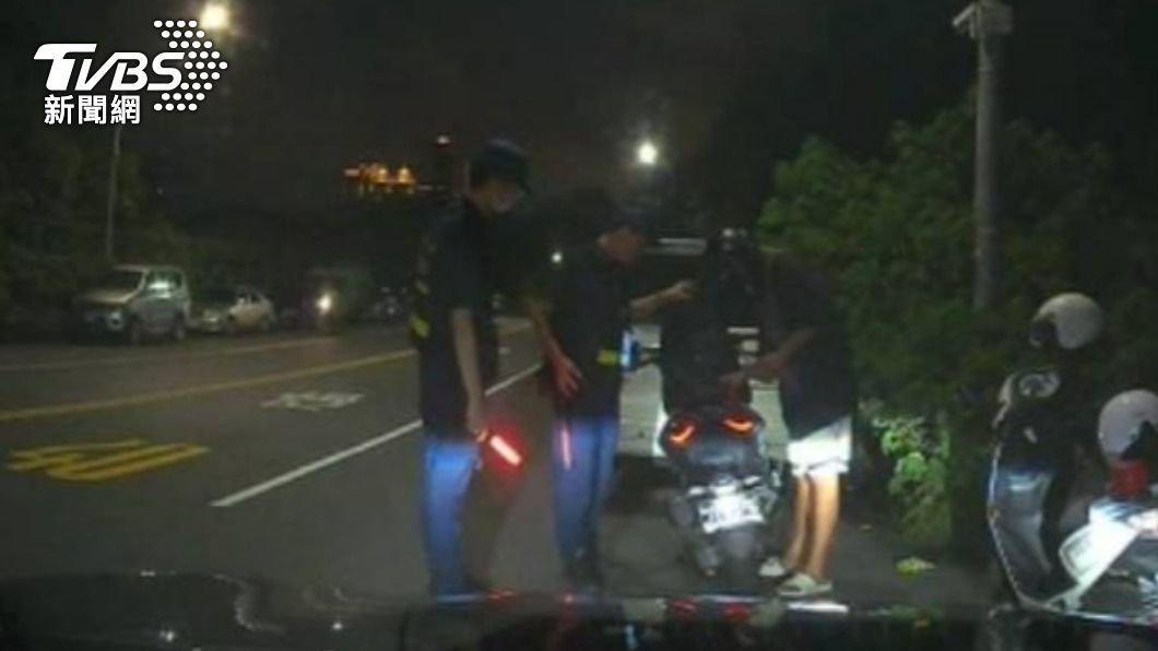 當警塑膠?壽山少年警車前大耍「猴技」挑釁 下場超母湯