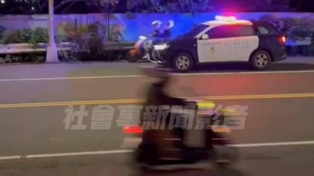 少年單手壓車搖搖擺擺的繞行警車一圈網路社群。(圖/翻攝自社會事新聞影音社群)