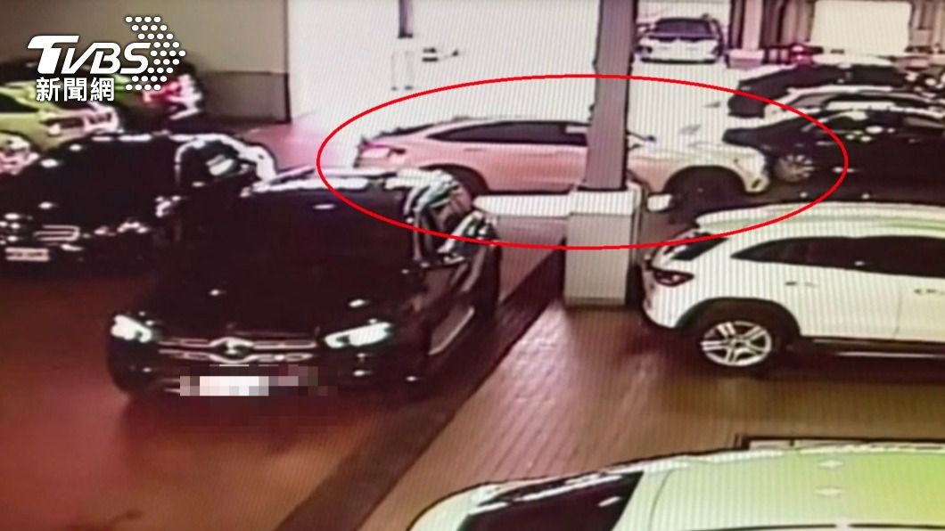 技師倒車碰撞其他汽車。(圖/蘇先生提供)
