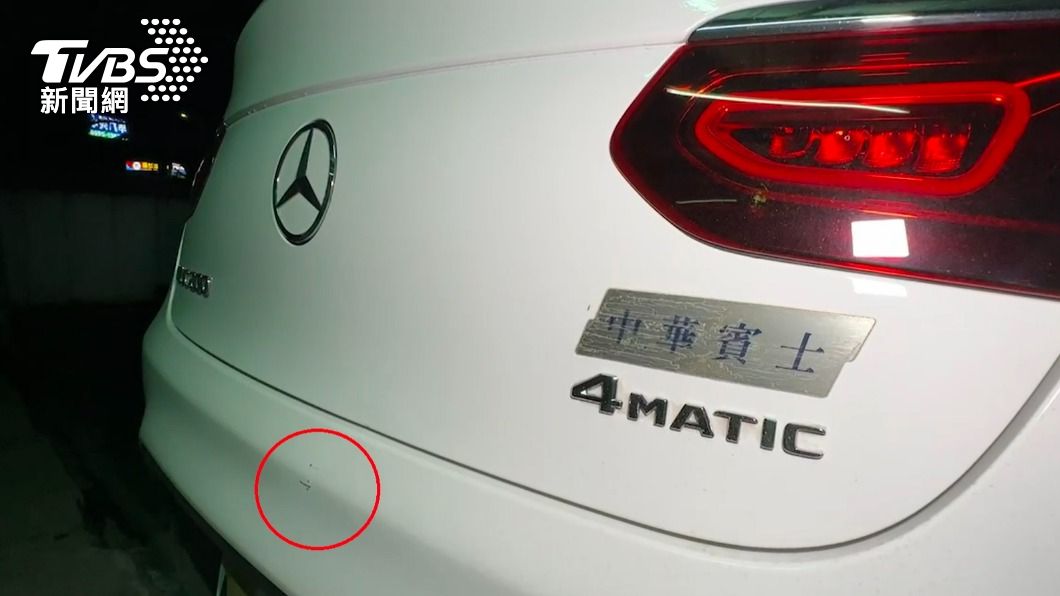 後保險桿有明顯的擦痕。(圖/蘇先生提供)