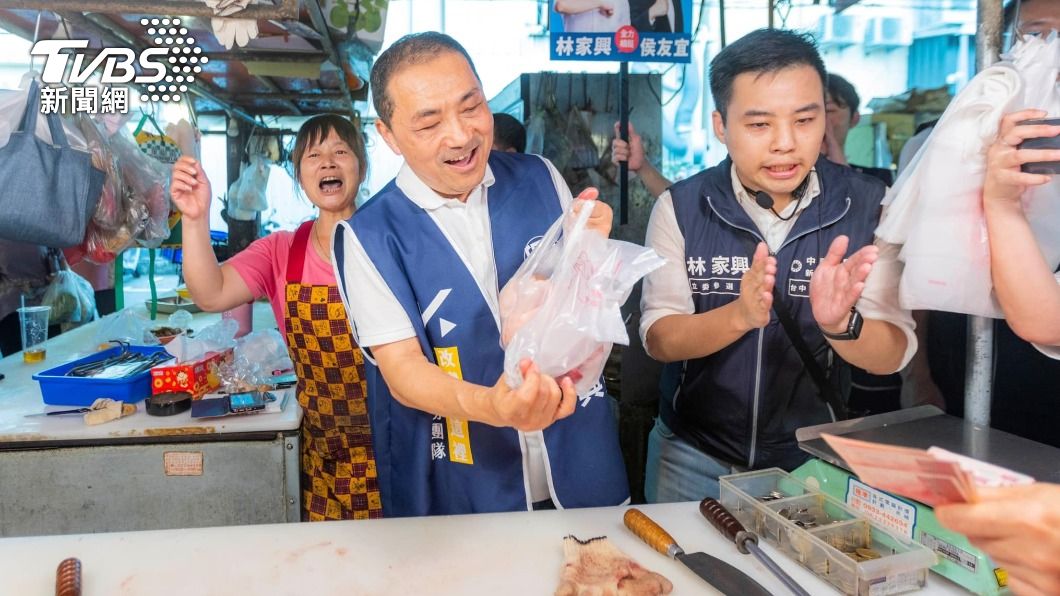 侯友宜市場掃街，突然「市場魂」上身，幫忙攤商叫賣豬肉。（圖／侯友宜競辦提供）
