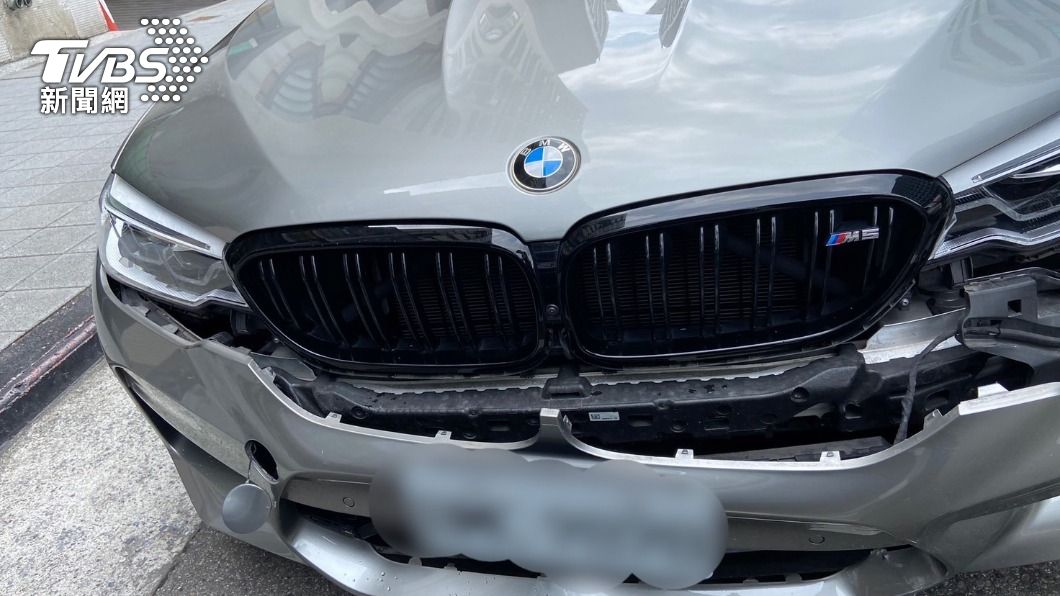 阮經天駕駛BMW行經南京東路五段發生擦撞車禍。（圖／TVBS）