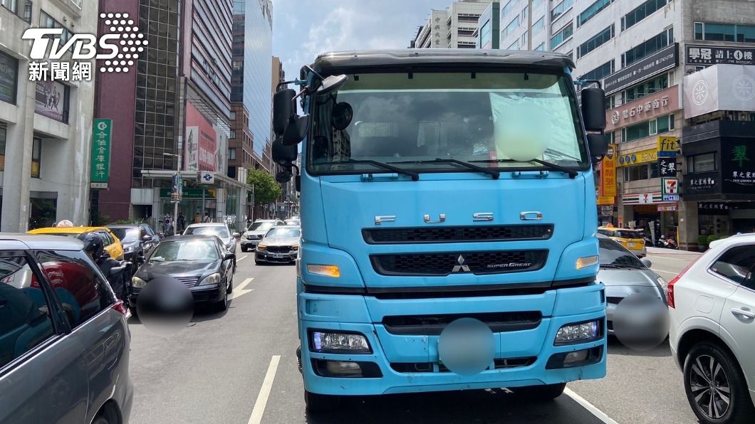 阮經天與水泥車發生擦撞車禍，雙方均無酒駕。（圖／TVBS）