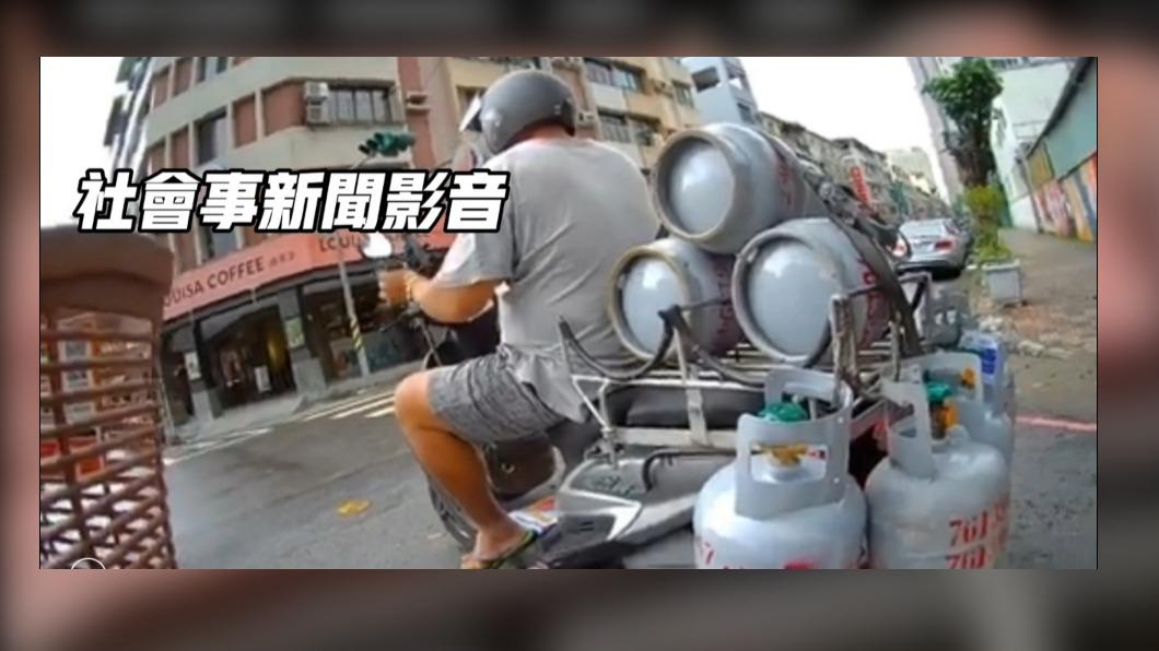 瓦斯運送工人超載7桶瓦斯。（圖／翻攝自社會事新聞影音社群）