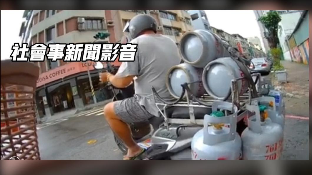 後方加掛瓦斯桶還遮蔽住車牌。（圖／社會事新聞影音社群）