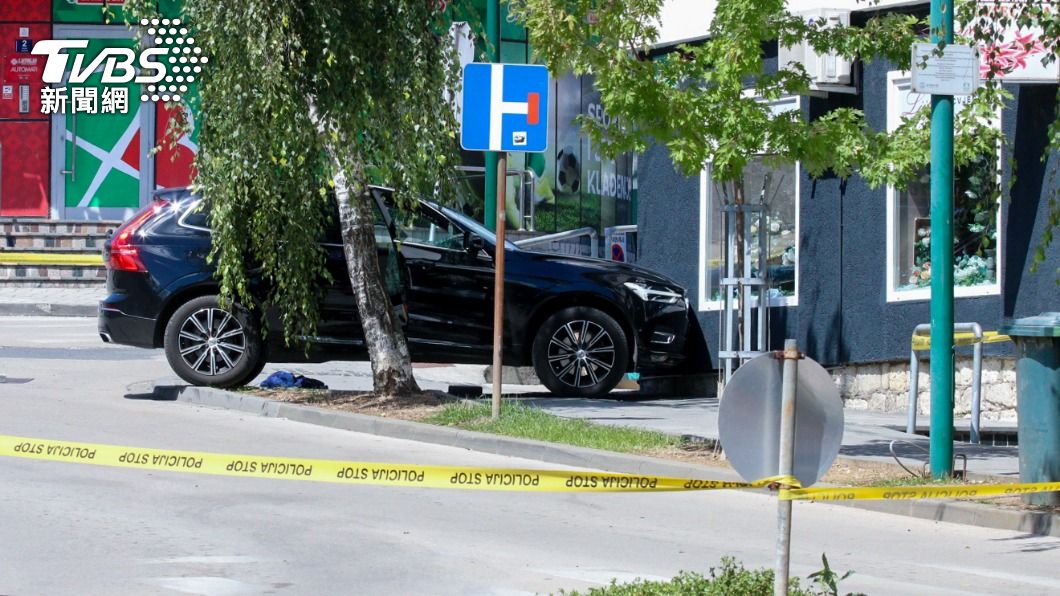 一輛黑色轎車停在槍擊現場。(圖/達志影像美聯社)
