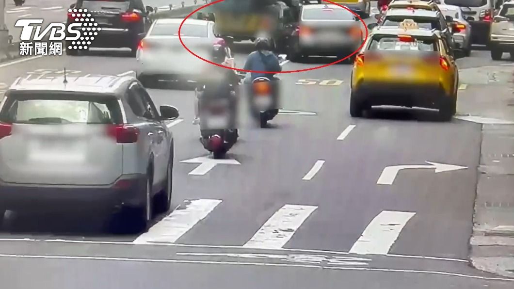 阮經天駕駛小轎車變換車道不慎後擦撞水泥車。(圖/TVBS)