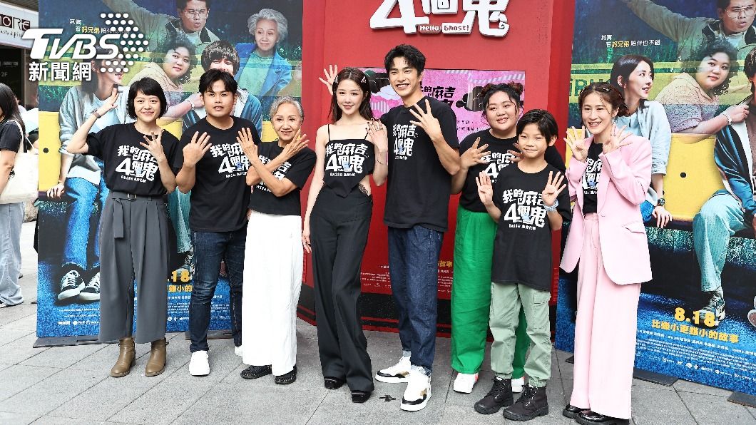 導演謝沛如率男女主角曾敬驊、邵雨薇及飾演「4個鬼」的陸弈靜、張再興、蔡嘉茵、洪君昊與「發發大師」百白，也到現場求籤。（圖／張哲鳴攝）