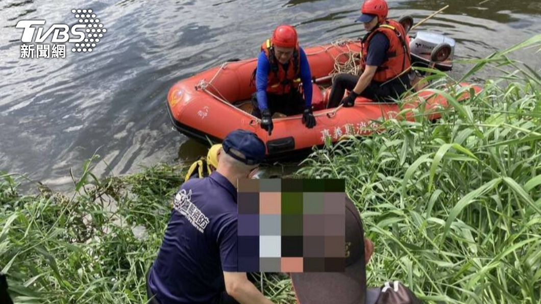 溺水男子救上岸後已明顯死亡。(圖/TVBS)