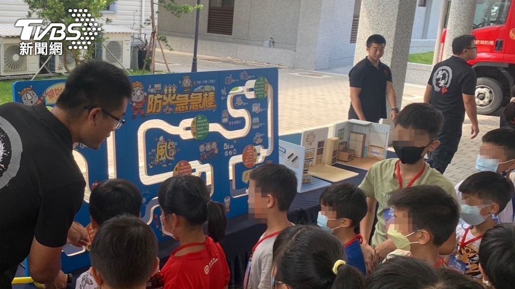 學童們從玩樂中習得消防、救災知識。（圖／TVBS）