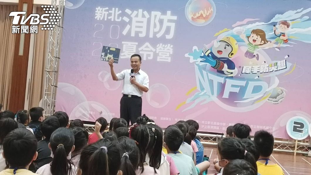 新北市消防局局長李清安親自向學童們傳遞消防知識。（圖／TVBS）